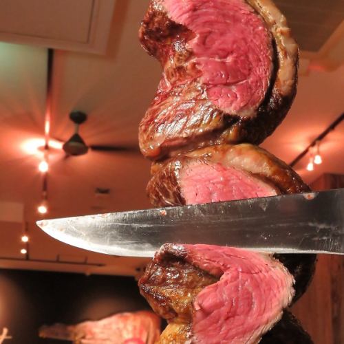 【人気の秘訣】焼きたてアツアツの塊肉を目の前でカット!20種類をお楽しみいただけます♪