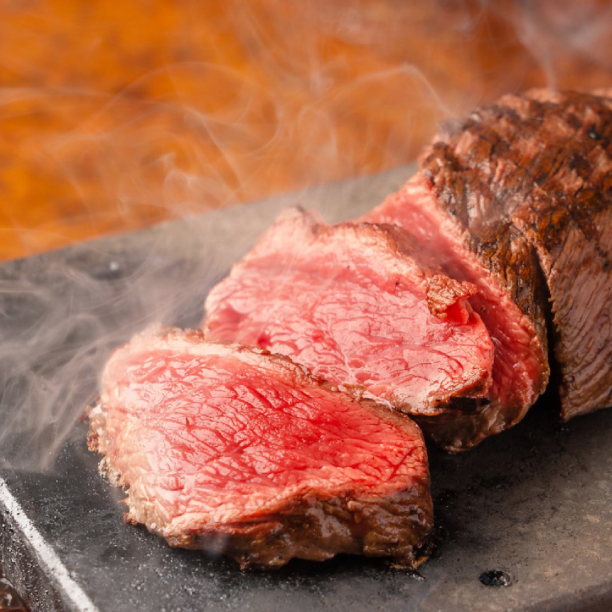 自慢のステーキをはじめ、たくさんのこだわり肉料理を楽しめます