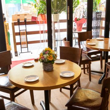 レトロでアットホームな店内は、いつでも賑わう明るく和やかな雰囲気♪開放的で広々とした店内のためリラックスしてお過ごし頂けます。各種ご宴会にぴったりです♪豪華2時間飲み放題コースで満足度も高いです。