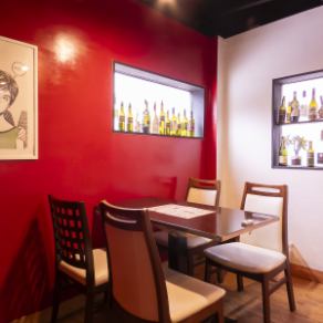 Table for four.Of course, it's perfect for girls' nights, meals with family, friends, or lovers! It's also a great place for birthday parties, celebrations, and other occasions. Enjoy a relaxing time in the stylish atmosphere of the restaurant and the seats.