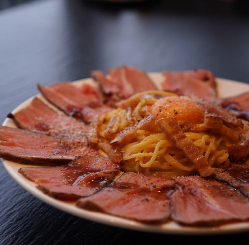 [Premium carbonara with truffle-scented roast beef, Yumebijin egg and bacon]