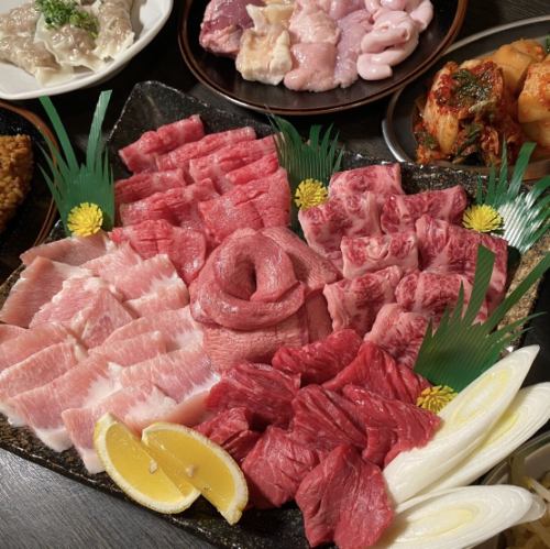 [We offer about 80 kinds of dishes, centered on carefully selected hormones.] We also have a full side menu, including 30 kinds of meat.