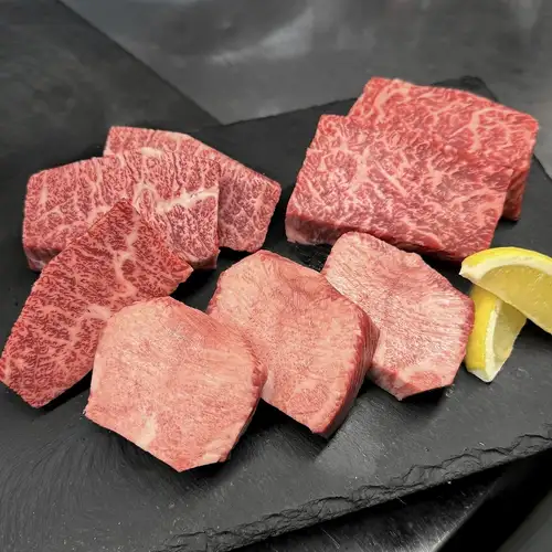 【こだわりのホルモンを中心に約80種類のお料理をご用意◎】30種類のお肉類を始めサイドメニューも充実♪