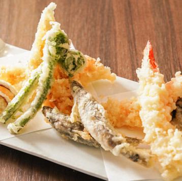 【제철의 미각을 즐길 수 있습니다 ♪】 연중 맛볼 수있는 해산물에서 야채까지! 제철의 미각이 담겨 있습니다 ♪ 튀김 모듬