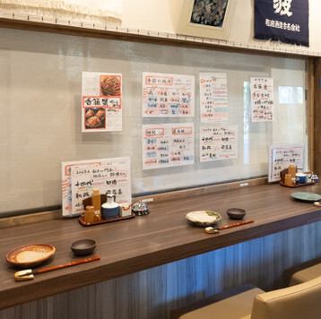 저희 가게는, 나무의 온기가 쾌적한 공간을 제공하고 있습니다.일본식 모던한 분위기가 감도는 점내에서 친구나 가족과 함께 편안한 시간을 보낼 수 있습니다.특히 혼자 이용하기 쉬운 카운터 석은 부담없이 다리를 운반하기에 최적입니다.차분한 분위기 속에서 천천히 정해진 요리를 즐길 수 있습니다.일품의 요리를 즐겨 주세요♪