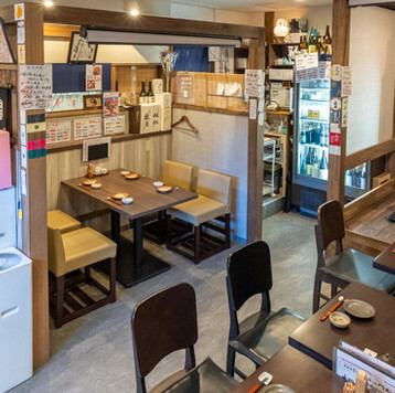 차분한 나무의 온기를 느낄 수 있는 일본식 모던한 분위기의 인테리어 중, 친구나 가족과 멋진 한 때를 보낼 수 있습니다♪ 테이블을 연결하면 최대 20분까지의 대인원수에도 대응 가능하므로, 각종 연회나 특별한 이벤트에도 딱 맞습니다.전세도 할 수 있으므로, 개인적인 공간에서 느긋하게 식사를 즐길 수 있습니다★