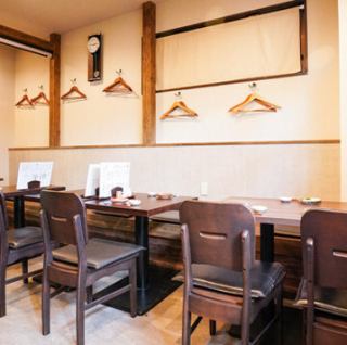 桌子摆放间隔合理，座位舒适，彼此之间空间宽敞。温暖的灯光和木纹墙面营造出迷人的氛围。您可以在散发着木质温暖气息的现代日式空间中舒适地放松身心。