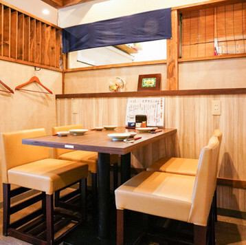 在温暖的木纹环绕下，于半私密的包间内享用轻松的餐点。餐厅在保持私密空间的同时，营造出一种开放的感觉，宽敞的餐桌布置也让用餐体验非常舒适。