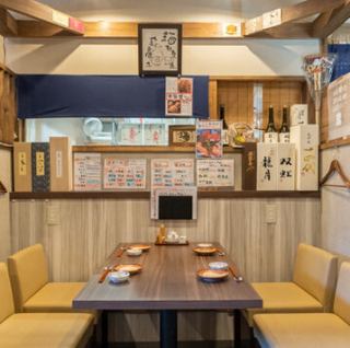 我们提供半私密的用餐环境，餐厅氛围宁静，散发着木质的温暖气息。宽敞的空间让您可以安心地享受交谈和用餐，而不用担心周围的人。它也非常适合约会和商务会议。舒适的灯光和日式室内设计营造出一种独特的氛围。