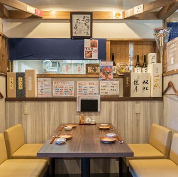 我们提供半私密的用餐环境，餐厅氛围宁静，散发着木质的温暖气息。宽敞的空间让您可以安心地享受交谈和用餐，而不用担心周围的人。它也非常适合约会和商务会议。舒适的灯光和日式室内设计营造出一种独特的氛围。