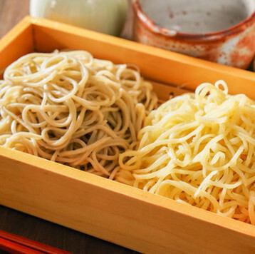 【자가 제분의 수타 소바 ♪】 〆에는 딱 맞는 소바입니다! 당점 자랑의 "이색 모리"를 꼭 즐겨주세요.