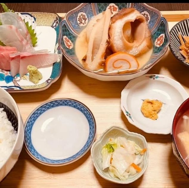 近江町市場近くでのランチはとも家へ！種類豊富な定食をご用意◎