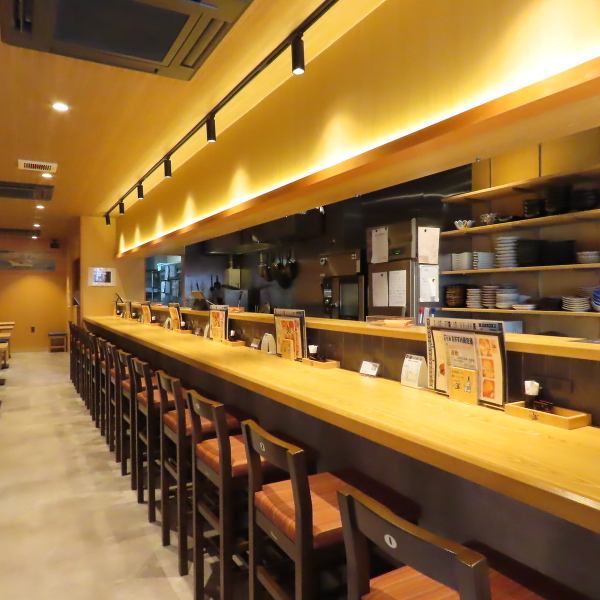 【個室完備◎】店内奥に、最大8名様までご利用可能な個室をご用意しております。落ち着いた雰囲気で、少人数の飲み会に最適。周囲の目を気にすることなく、美味しい日本酒と共に、心ゆくまでお食事をお楽しみいただけます。ご家族や親しい友人との充実した時間をぜひ、当店でお過ごしください。ご予約お待ちしております。