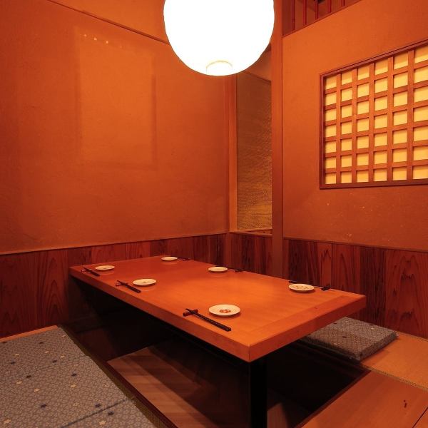 当店では、少人数から最大10名様までお過ごしいただける完全個室を完備しております。飲み会や女子会、大切な方の接待、県外からのお客様のおもてなしに最適で、周囲を気にせず大切なひとときをお過ごしいただけます。プライベート空間でリラックスして会話や料理をご堪能ください。