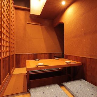【半個室：2～4名様×5卓】開放感のあるプライベート空間。少人数からご利用いただける半個室席を完備。普段のお食事や女子会、気の置けない友人との飲み会におすすめです。当店自慢のアツアツ料理や、豊富なお酒とともに楽しいひとときをお過ごしください！