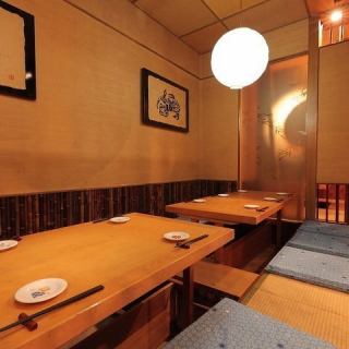 【完全個室：10名様×1卓】自分達だけの空間を楽しむ。10名様まで着席いただける完全個室を1卓ご用意。プライベート空間が保たれたお席で周りを気にせずゆっくりとお食事や会話をお楽しみいただけます。少人数から中規模宴会におすすめです。