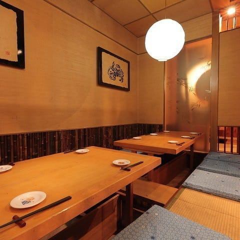 【完全個室：10名様×1卓】自分達だけの空間を楽しむ。10名様まで着席いただける完全個室を1卓ご用意。プライベート空間が保たれたお席で周りを気にせずゆっくりとお食事や会話をお楽しみいただけます。少人数から中規模宴会におすすめです。