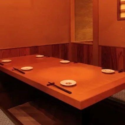 【座敷個室：6名様×5卓】和の趣あふれる落ち着いた空間。6名様までお過ごしいただける座敷個室を6卓ご用意。和の趣あふれる落ち着いた空間でお食事やお酒をお楽しみいただけます。仕事帰りのちょい飲みや、普段のお食事にぜひご利用ください。