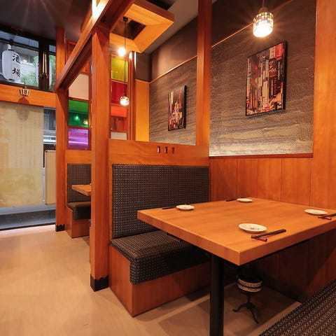 個室以外にも、ちょい飲みや会社宴会に最適なテーブル席をご用意しております。2名様からお過ごしいただけるテーブル席をご用意。テーブル席は可動式の為すべて繋ぎ合わせることで、最大60名様まで対応が可能です。サク飲みや打ち上げ、会社宴会などの大人数でも安心してご利用いただけます。