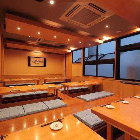 和の趣あふれる落ち着いた店内で大人数宴会！フロアを貸切ることで団体様利用が可能です。2Fは20名様×3部屋で最大60名様、1Fは100名様までお過ごしいただけます。広々とした店内で飲み会をお楽しみください♪※100名様以上でのご利用はご相談ください。