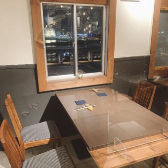 こちら窓際テーブル席です。1日2組限定で確約のご予約がとれます。空き状況は直接お店にお問合せください。
