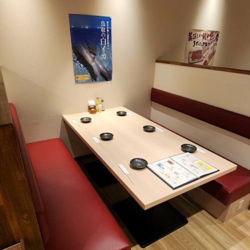 <p>JR鳥取駅♪シャミネ鳥取のえきなかキッチンに《龍馬》はオープンしました！店内とてもキレイで、藁焼きの香りが食欲をそそります♪お席はすべてテーブル席☆ゆっくりとお食事が可能です！</p>