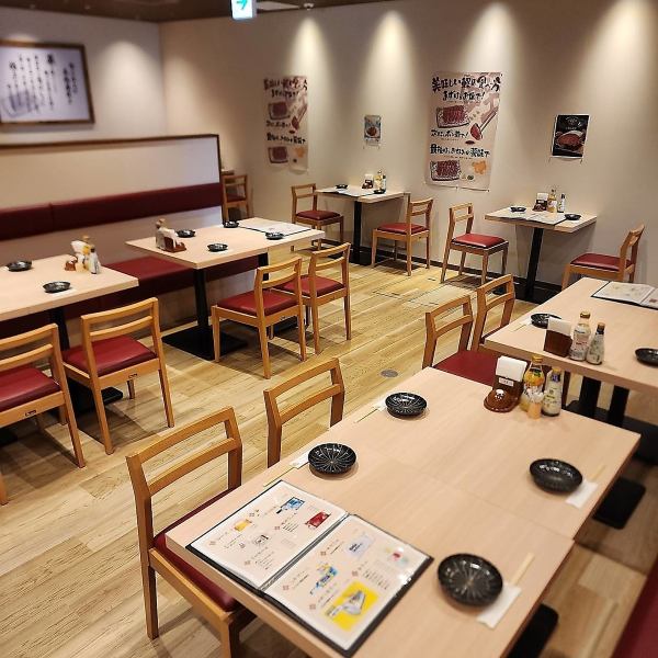 【ディナー宴会もＯＫ】会社宴会やご友人との集まりにも♪最大60名様までご案内ＯＫ！宴会向けのコースもご用意しています♪2時間飲み放題付！絶品藁焼きとともにお酒で乾杯はいかがですか？50～60名様ご利用では、店内貸切もＯＫ！お気軽にご相談ください！