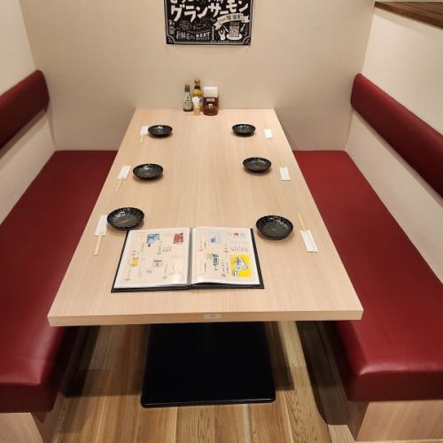 【～6名様】足元楽々でご家族連れにも人気のテーブル席☆