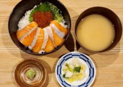 琴浦サーモンといくらの親子丼