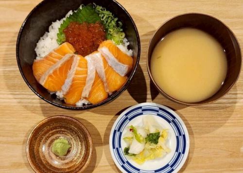 琴浦サーモンといくらの親子丼