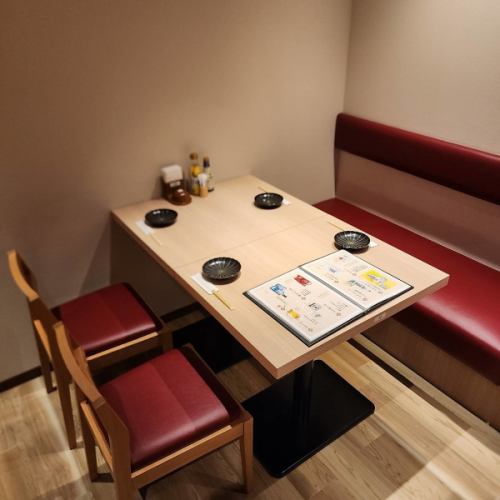 ゆったりテーブル席で藁焼きを堪能♪少人数から団体まで