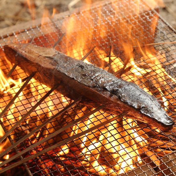 藁で豪快に焼き上げる《藁焼き》旨味をぎゅっと凝縮し、芳ばしい藁の香りが食欲そそる！絶品鰹のたたき！