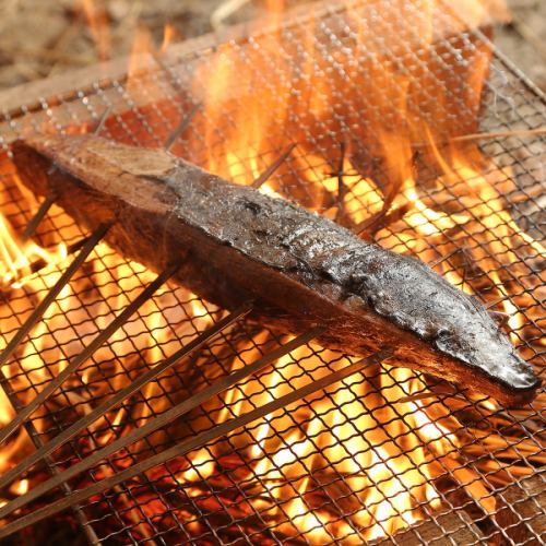 藁で豪快に焼き上げる《藁焼き》旨味をぎゅっと凝縮し、芳ばしい藁の香りが食欲そそる！絶品鰹のたたき！