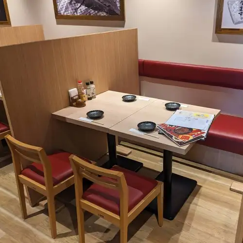 【～4名様】仕切りがあるので、他の方が気にならずゆっくりお食事可能です。