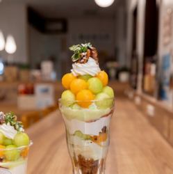季節のフルーツを食べるＫＵＲＵＴＯパフェ＜完熟メロン＞　1180円（税込）