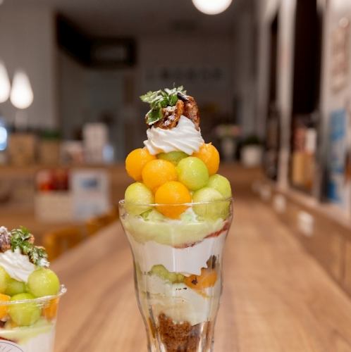 季節のフルーツを食べるＫＵＲＵＴＯパフェ＜完熟メロン＞　1180円（税込）