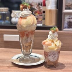 季節のフルーツを食べるKUROTOパフェ＜桃＞1480円(税込)