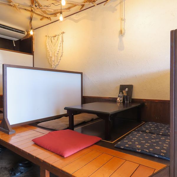 【テーブル席（5名席×3卓）】ご友人や仕事仲間との飲み会など、多彩なシーンでご利用いただけるテーブル席。落ち着きのある空間でゆったりとくつろいでお過ごしいただけます♪