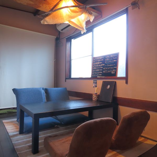 【個室（～4名様）】プライベートなお食事や、お子様連れでのご来店でも周りを気にせずゆっくりとお食事が楽しめる完全個室もご用意しております。人気のお席ですのでお早目のご予約がおすすめ◎個室は加熱式たばこのみお席で喫煙が可能です。