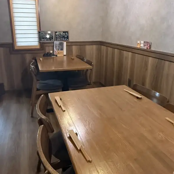 【大人数での宴会に最適◎】広々と快適なテーブル席を完備!居心地の良さを追求したレイアウトで、長時間の宴会でもゆったり快適に過ごせます。兵庫県産の新鮮な食材を使った自慢の料理と厳選された日本酒を囲みながら、仲間との特別な時間を満喫してください♪大人数での貸切をご希望の際もお気軽にご相談ください◎