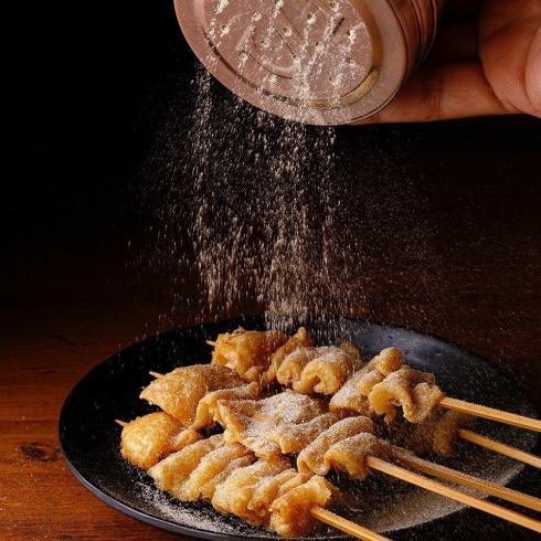 看板メニュー☆一度食べたらクセになるパリモチ鶏皮の伝串！