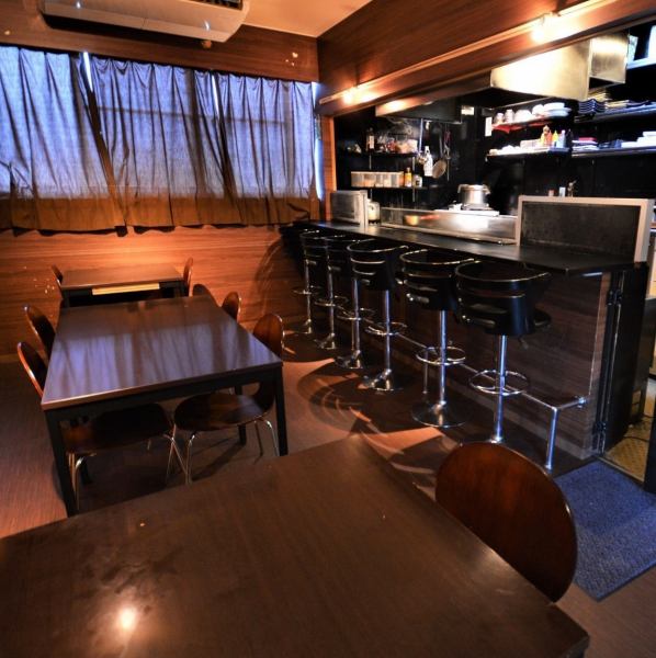 There is also a slightly darker interior of the store, so the atmosphere is perfect 鉄 There is also a counter in front of the iron plate and a table seat with a long chair on one side, so it can be used according to the application.