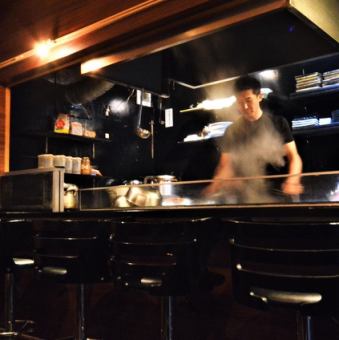 The iron plate and the kitchen are right in front of the counter, and it is a pleasant seat on the counter.A lot of bottles of wine are lined up so it's fun to decide while watching ♪ The food for one person and the seats are a little expensive, so it's perfect for an adult dating as well.