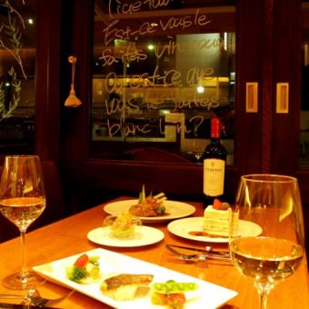 The table seats by the window create a slightly romantic atmosphere at night.Cheers with your loved ones ♪