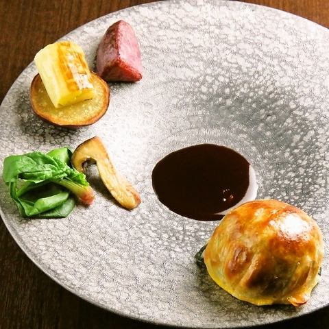 白を基調としたお洒落な店内で本格フレンチを堪能