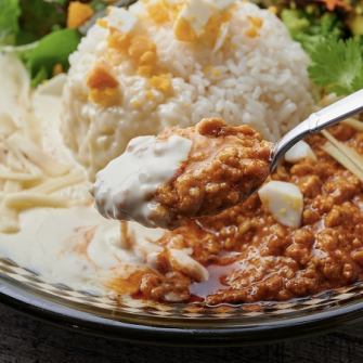 食べ始めたらとまらないインドカレー。ご満足いただけれるまで食べ尽くしてください