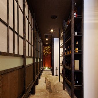 商店的內部靈感來自清酒釀酒廠。私人房間可容納2至20人。