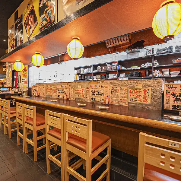店内にはカウンター席や、グループで囲めるテーブル席などが用意されています。一人でゆっくり飲みたい時から、複数人での宴会まで、多様なシーンに合わせて利用しやすいレイアウトになっています。