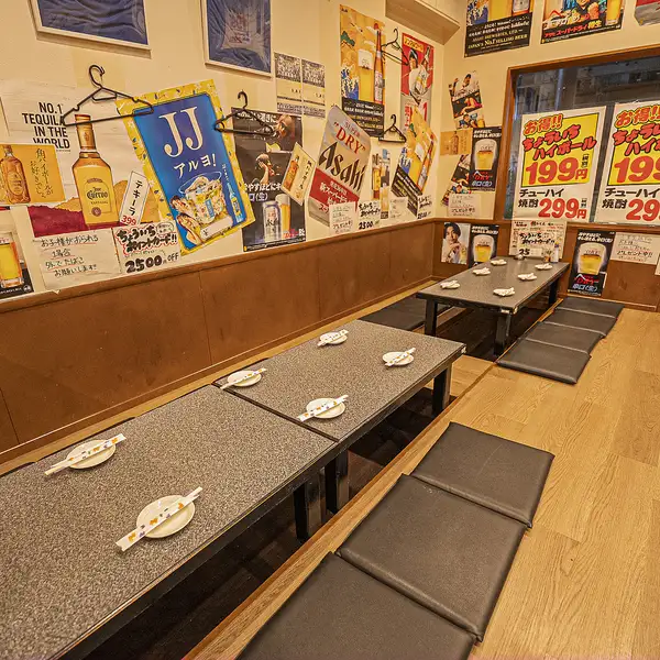 「大衆酒場」というレトロでどこか懐かしいテイストを残しつつも、店内は明るく清潔感が保たれています。そのため、女性のお客様や初めての方でもリラックスして居心地よく過ごせる空間となっています。