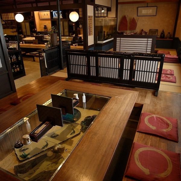 In addition to tables, there are also digging-type rooms for tatami mat seats.It can accommodate up to about 18 people, so please use it for company banquets and alumni associations.We have spacious seats, so families are welcome to visit us.We look forward to your reservation.